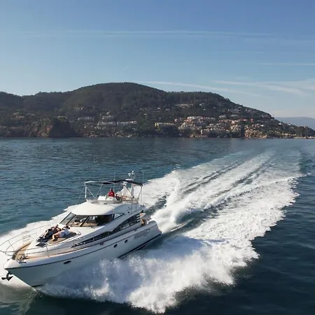 Superbe Yacht Dans Le Port De Botel