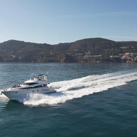 Superbe Yacht Dans Le Port De Botel *